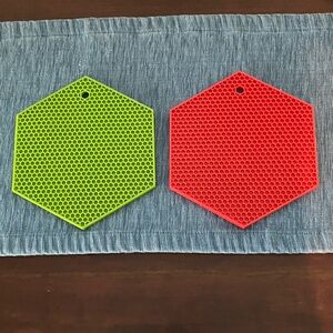 Two Hexagon Silicone Trivets in Red and Green